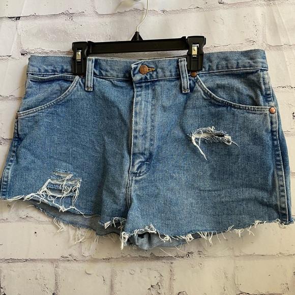 Distressed Wrangler cut off denim shorts - Picture 5 of 7